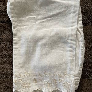 Gloria Vanderbilt capris, with lace trim!